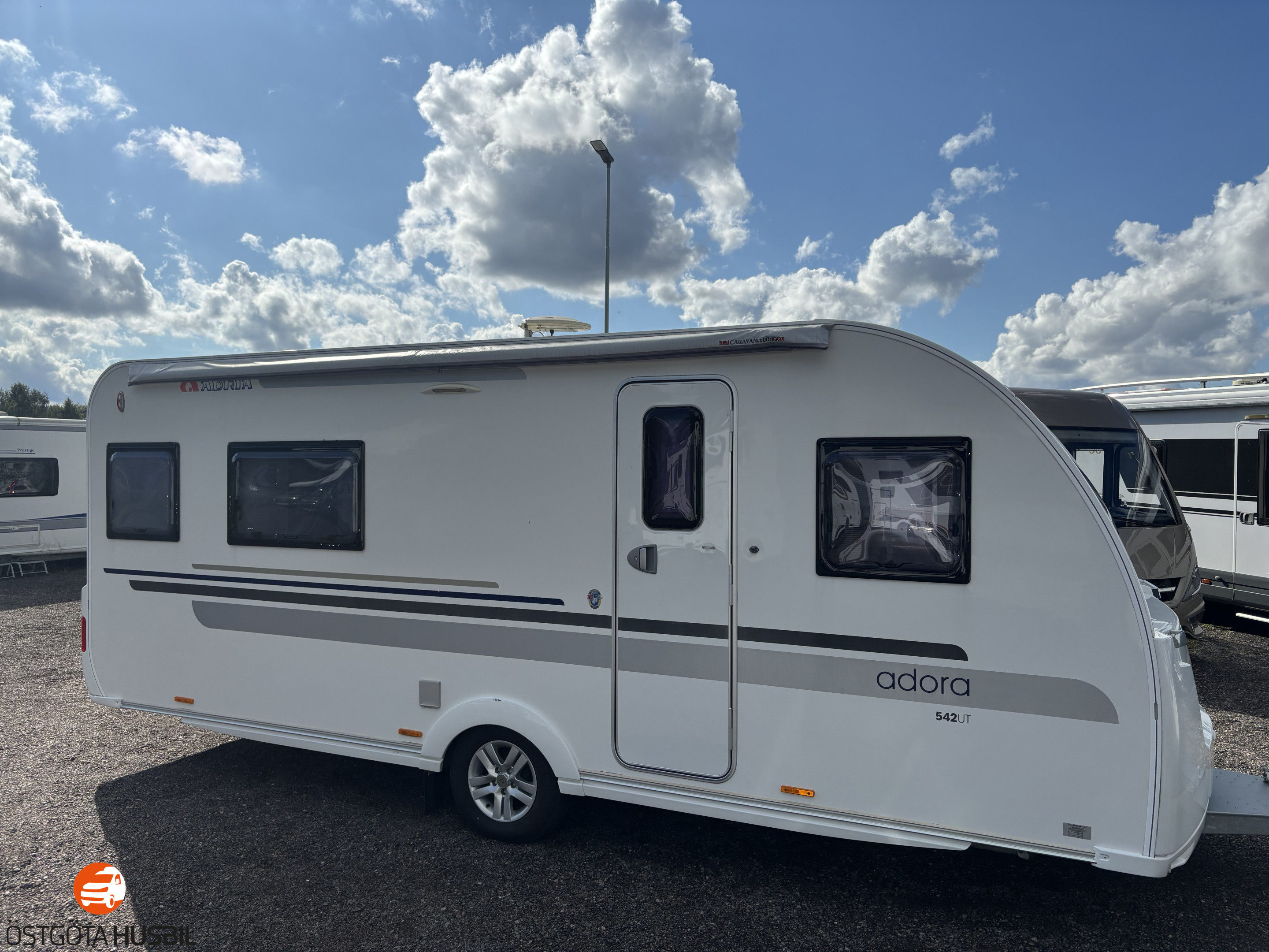 Produktbild 1 - Adria ADORA 542 UT // ALDEVÄRME // ENKELBÄDDAR // 