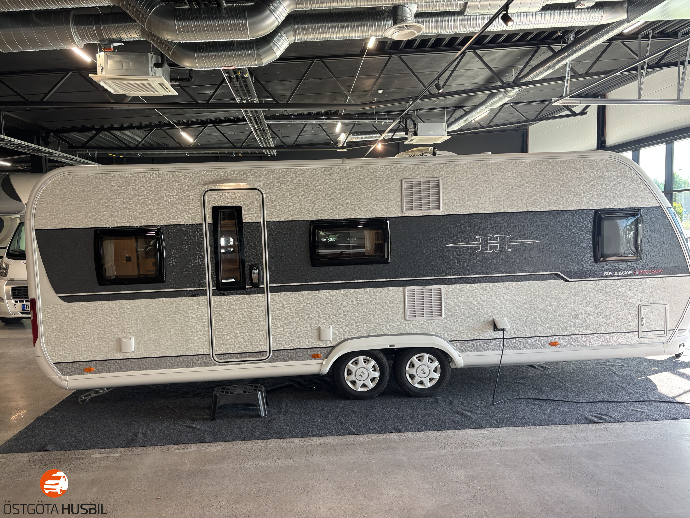 Produktbild 1 - Hobby 650 KMFE // AC // FÖRTÄLT // BARNKAMMARVAGN 