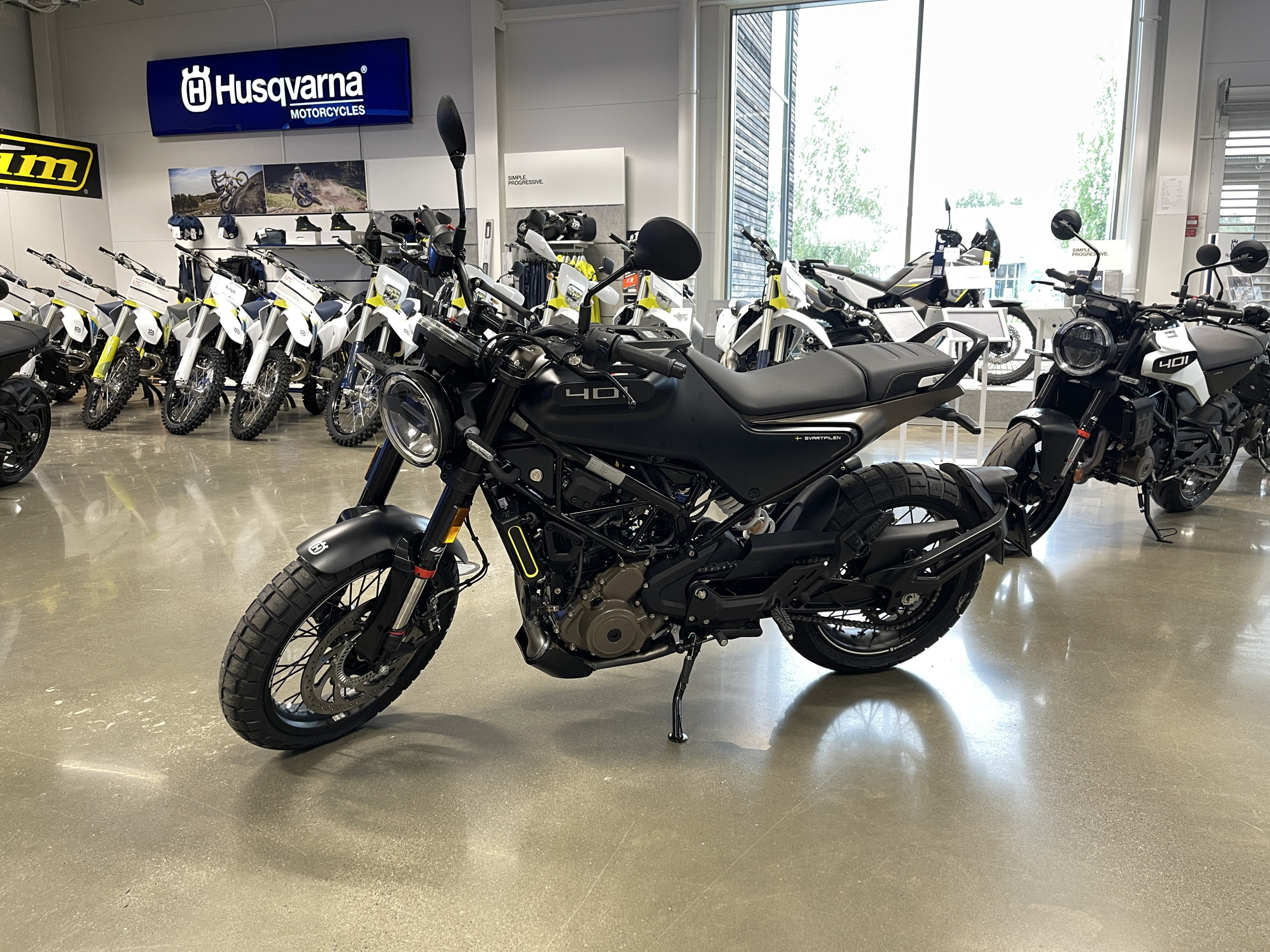 Produktbild 1 - Husqvarna SVARTPILEN 401 KAMPANJ 2023