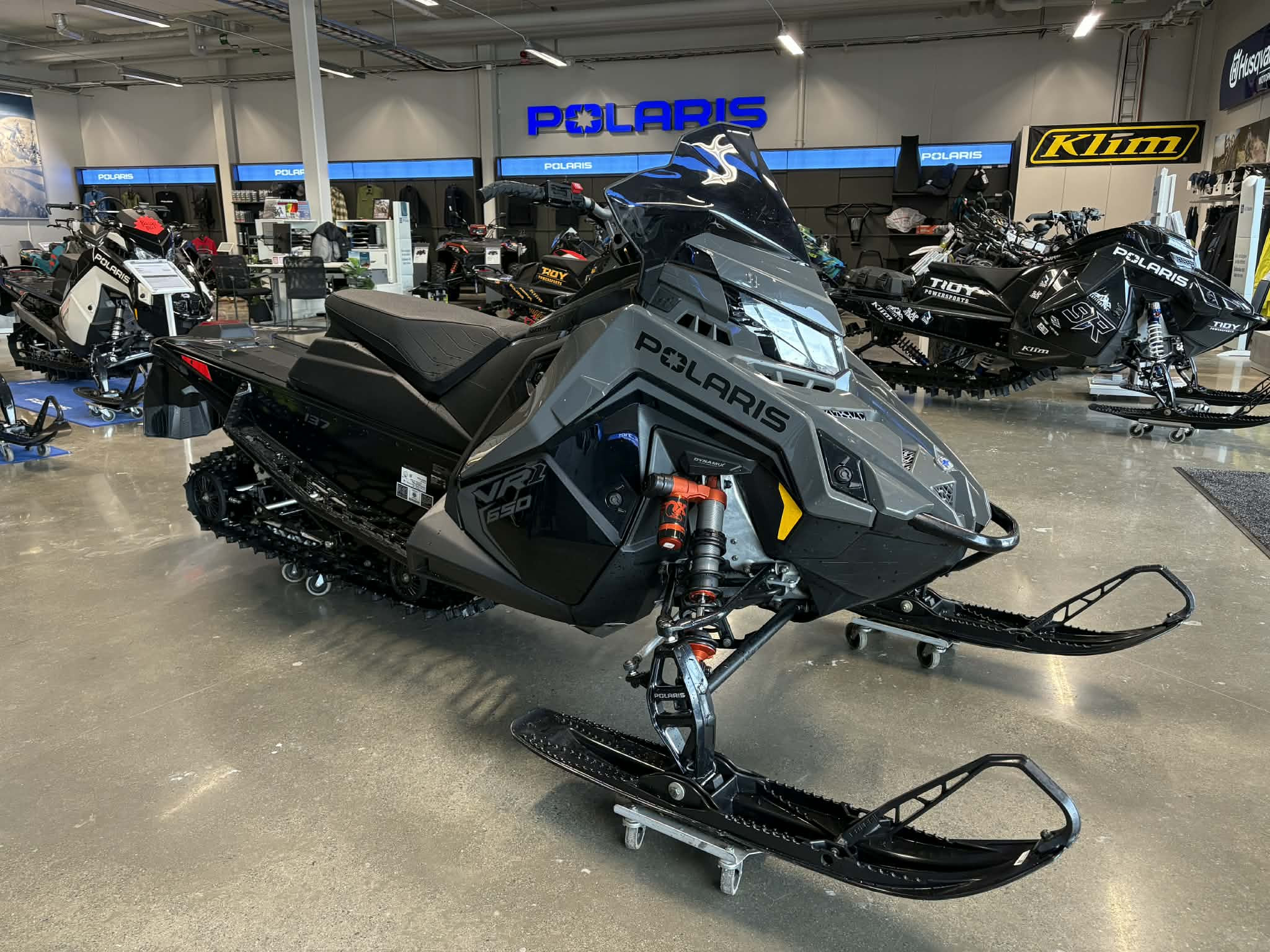 Produktbild 1 - Polaris 650 INDY VR1 DYNAMIX 137" MOMS 2025