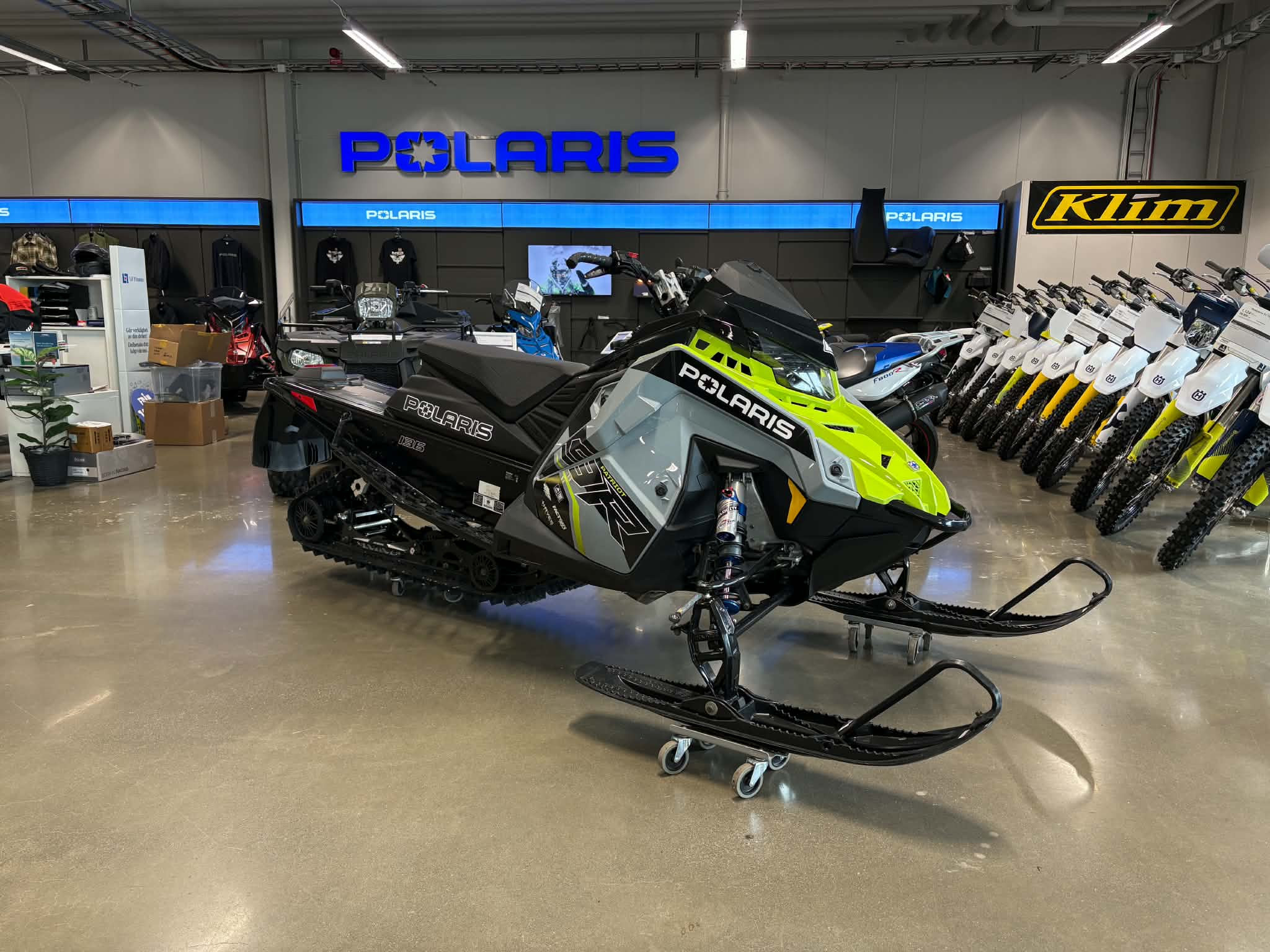 Produktbild 1 - Polaris INDY XCR 9R 136" 7S El-start 2025
