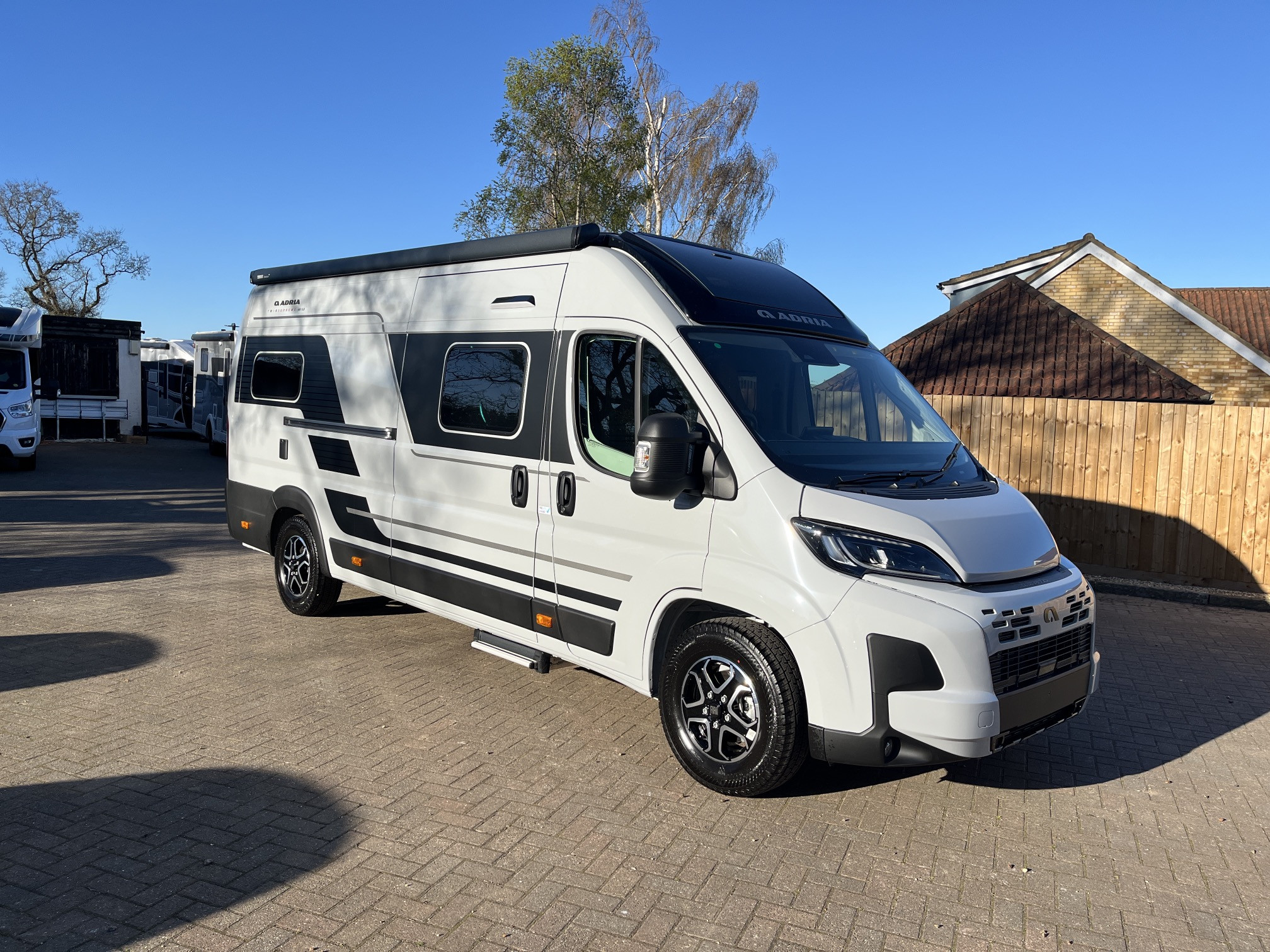 [general.product.image.short] 1 - Adria TWIN SUPREME 640 SLB 2025