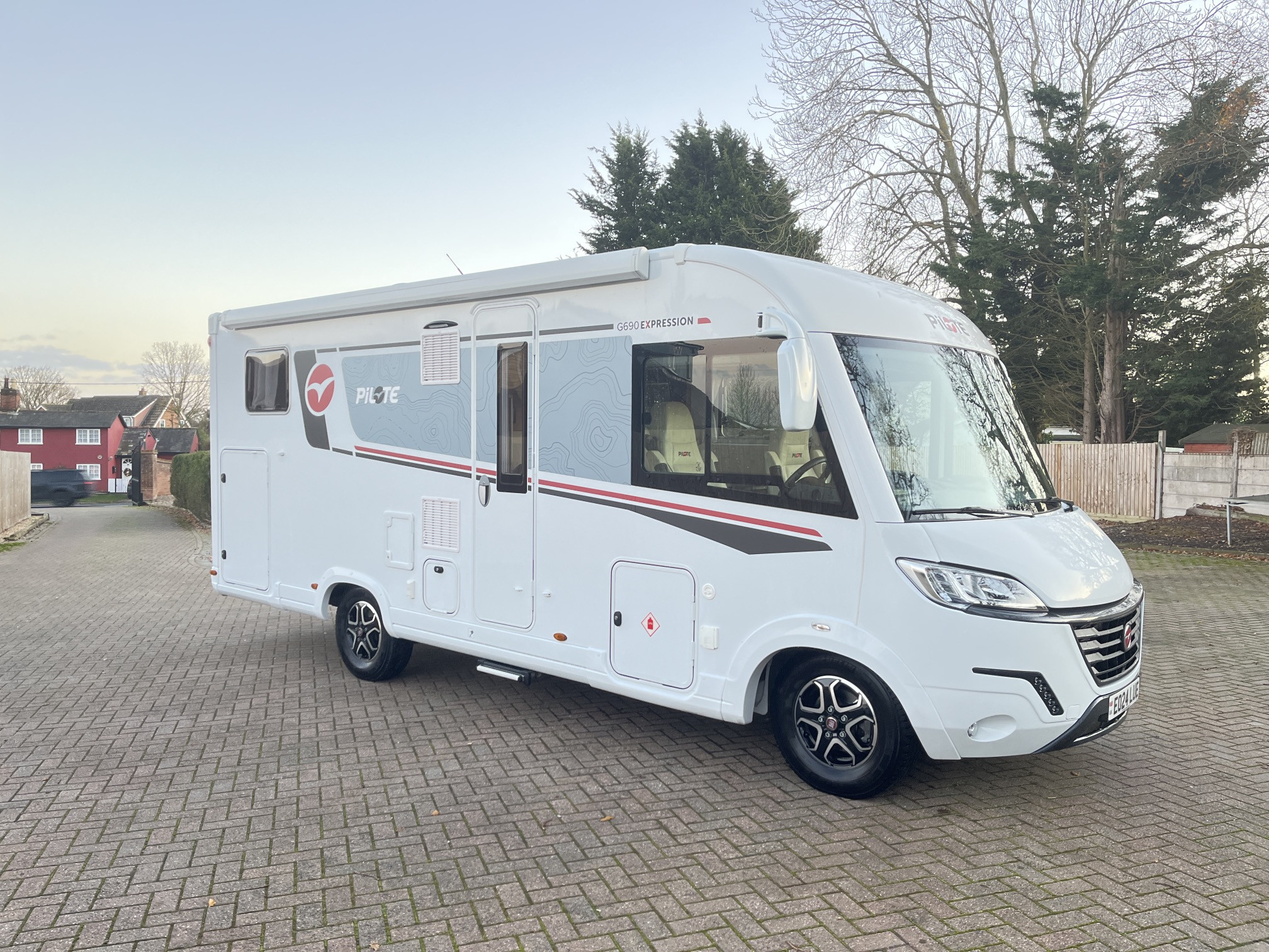 [general.product.image.short] 1 - Pilote G690GJ  2024