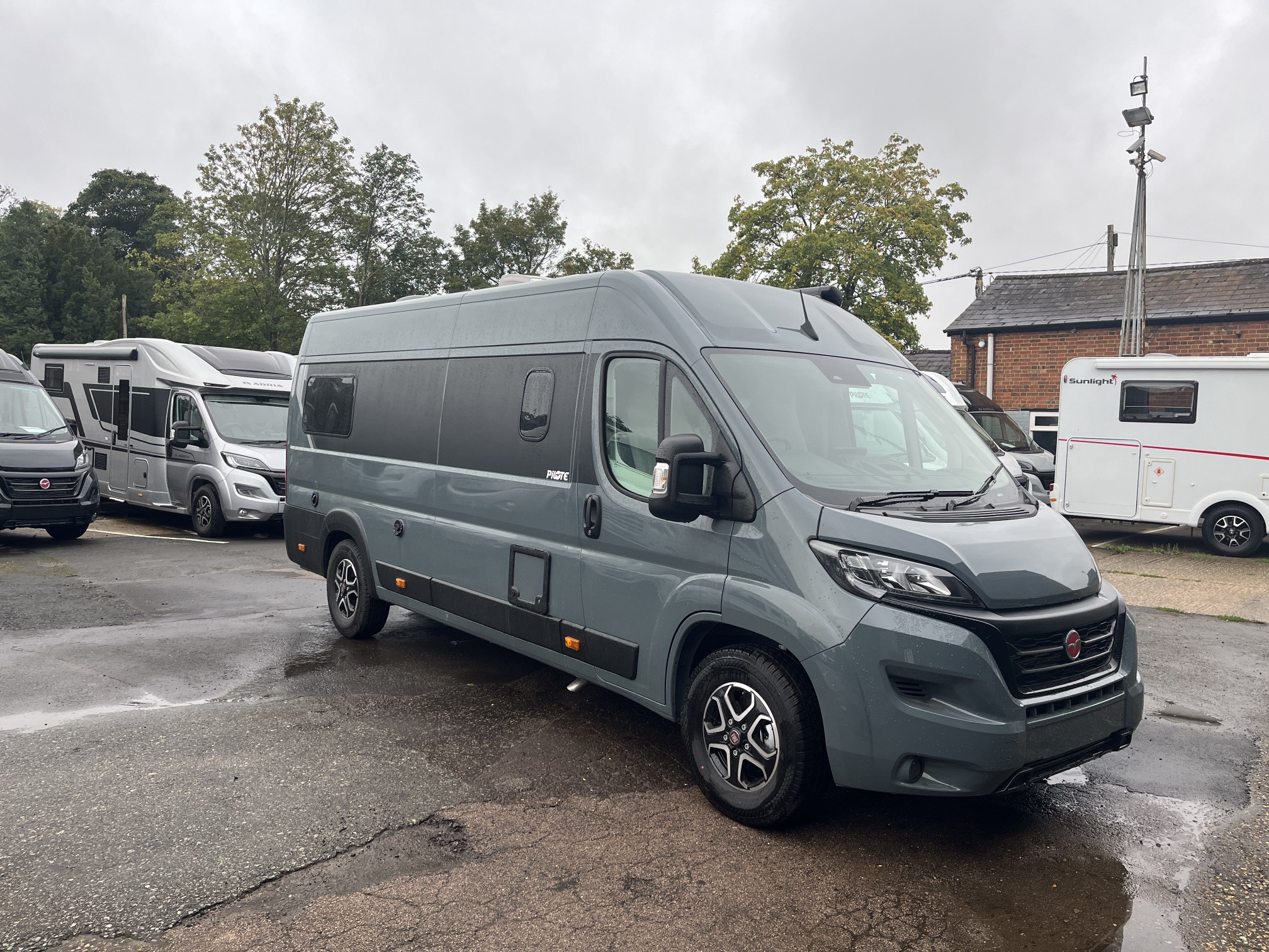 [general.product.image.short] 1 - Pilote Van Premium V630LG 2024