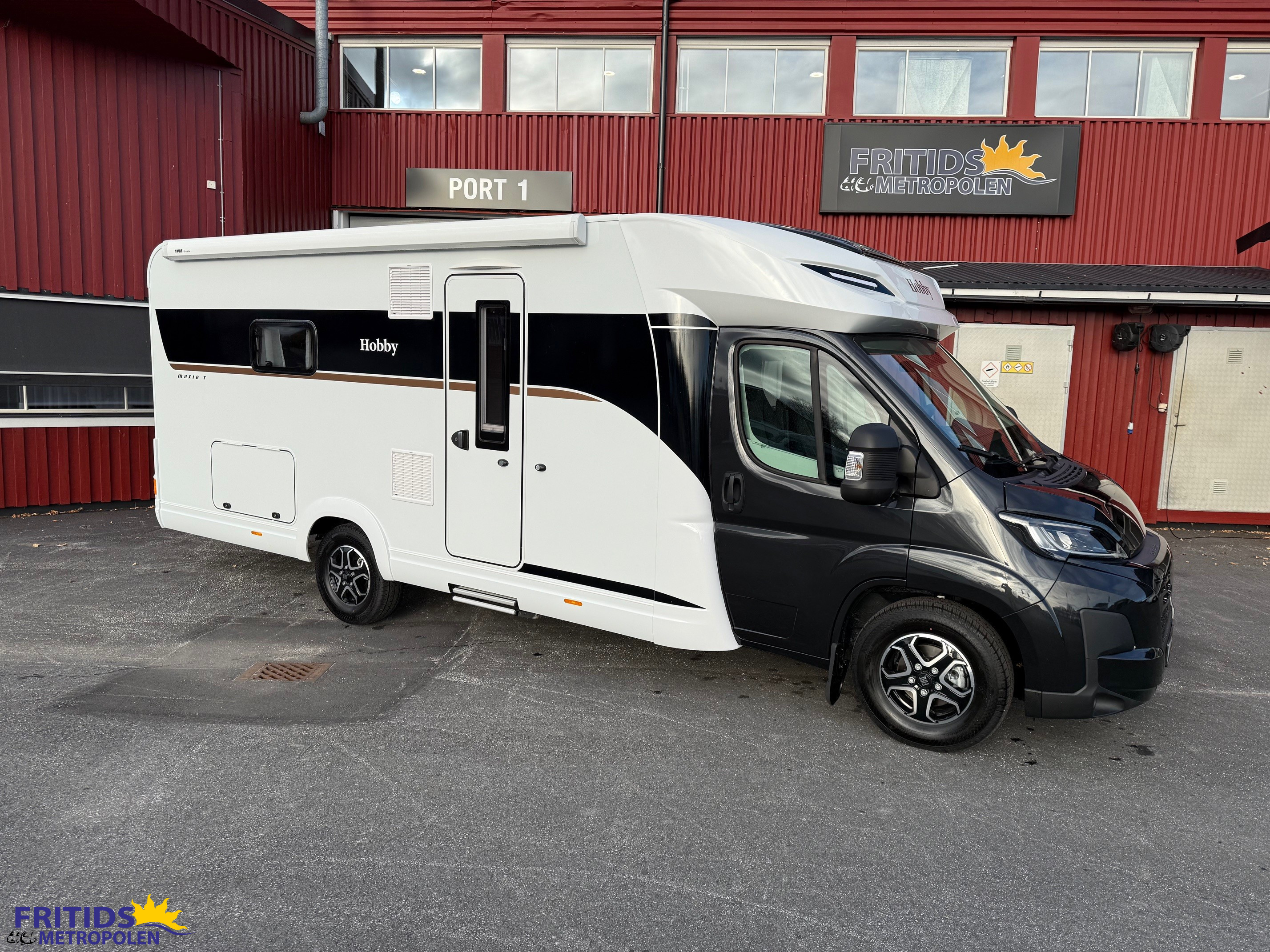 Produktbild 1 - Hobby Maxia T 740 WE - Sverigepaket - 180Hk 2026