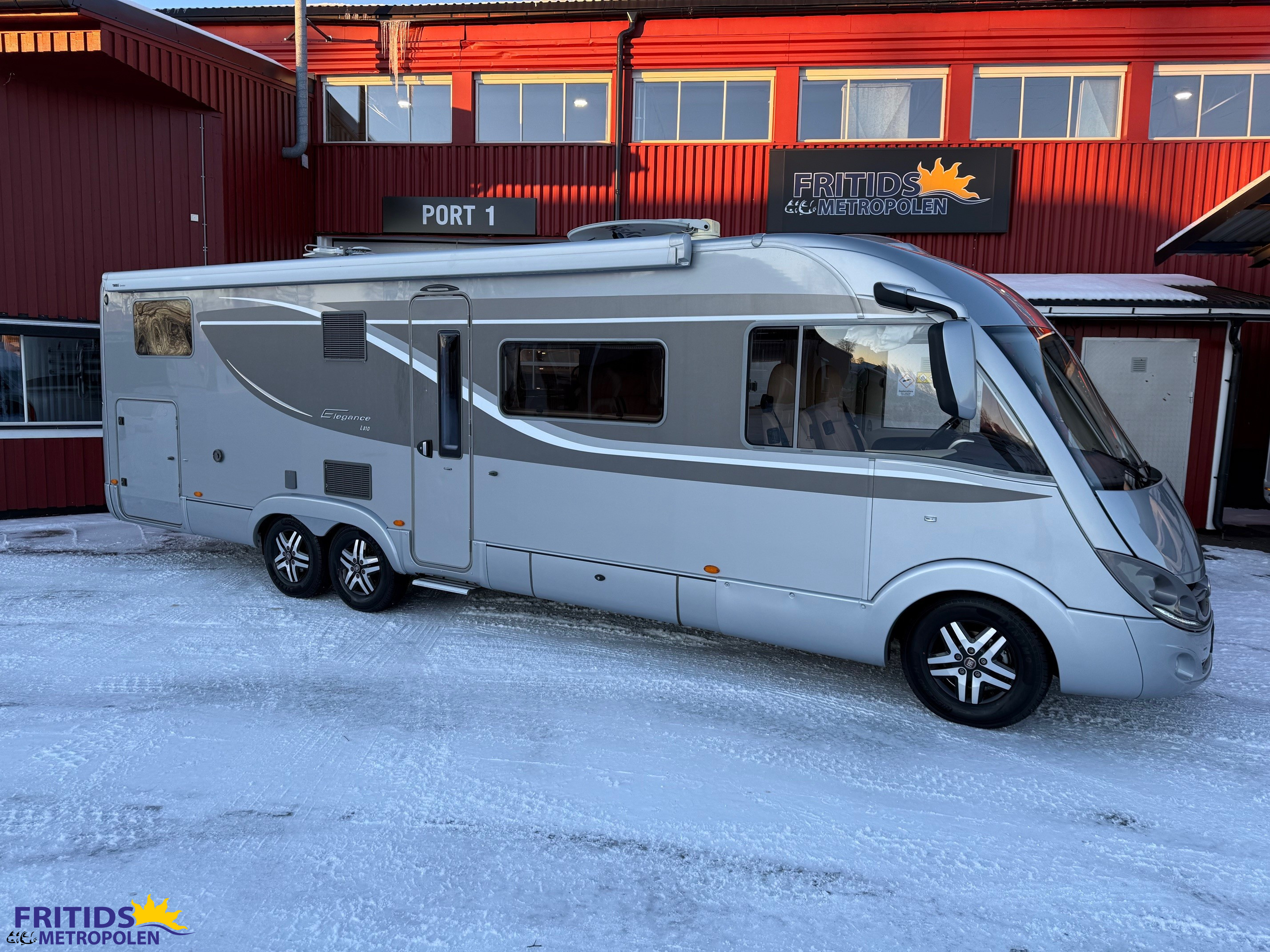 Produktbild 1 - Bürstner Elegance I 810 G 177Hk - Skinnklädsel - L