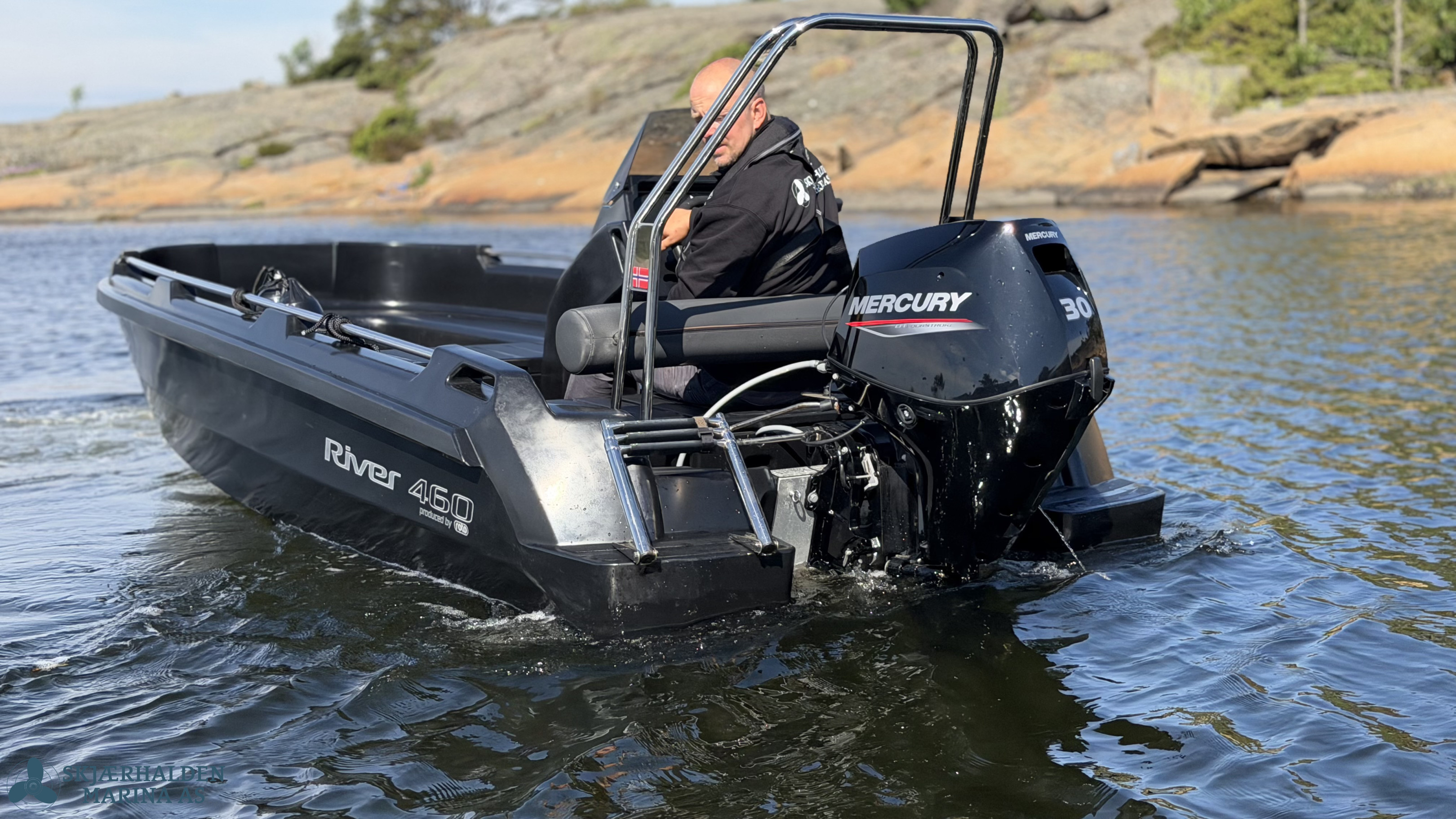 [general.product.image.short] 1 - River 460 XR - Sort - Mercury 30hk - kartplotter/t