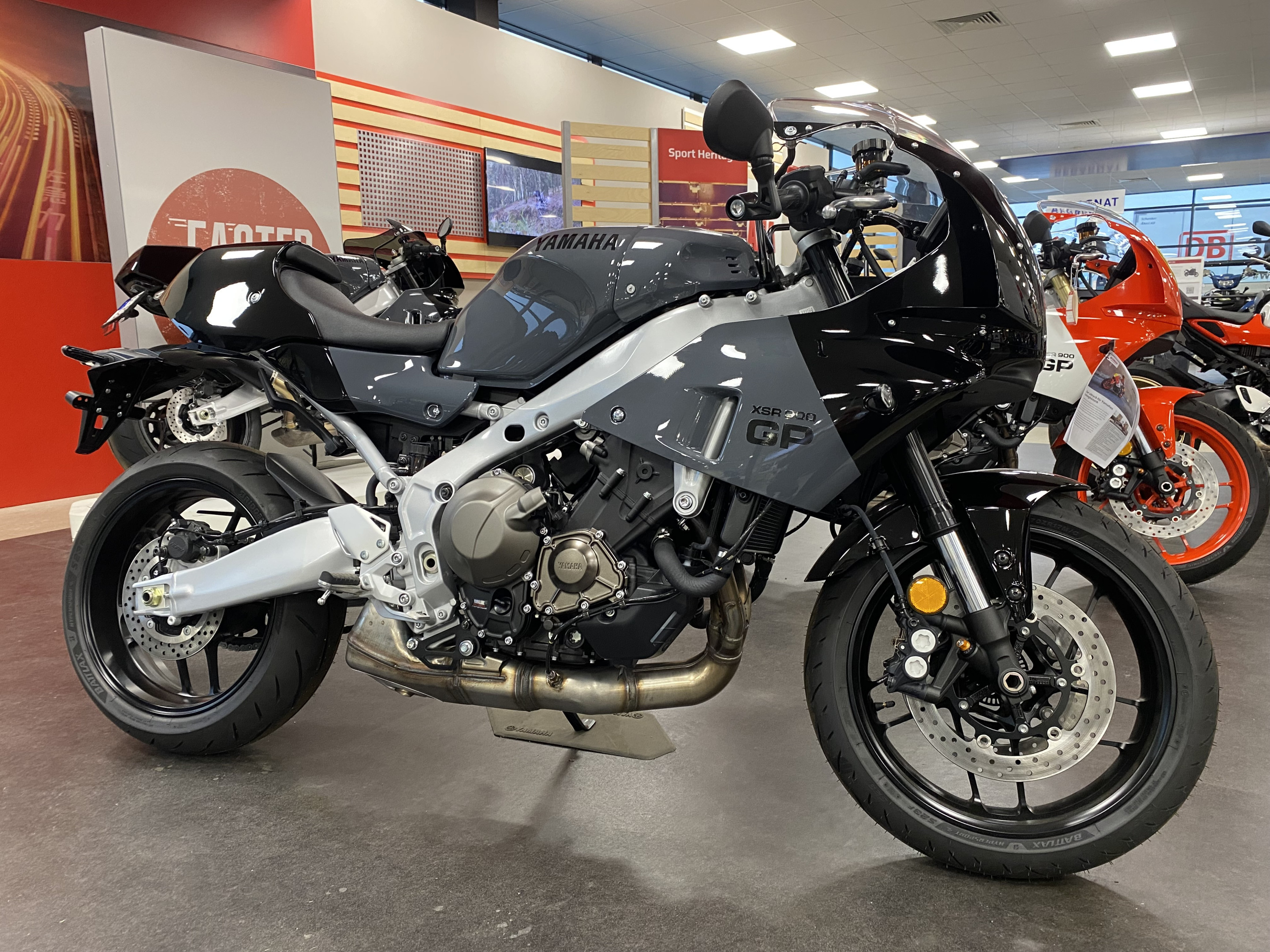 Produktbild 1 - Yamaha XSR900 GP 2024 POWER GREY Kampanj!  2024