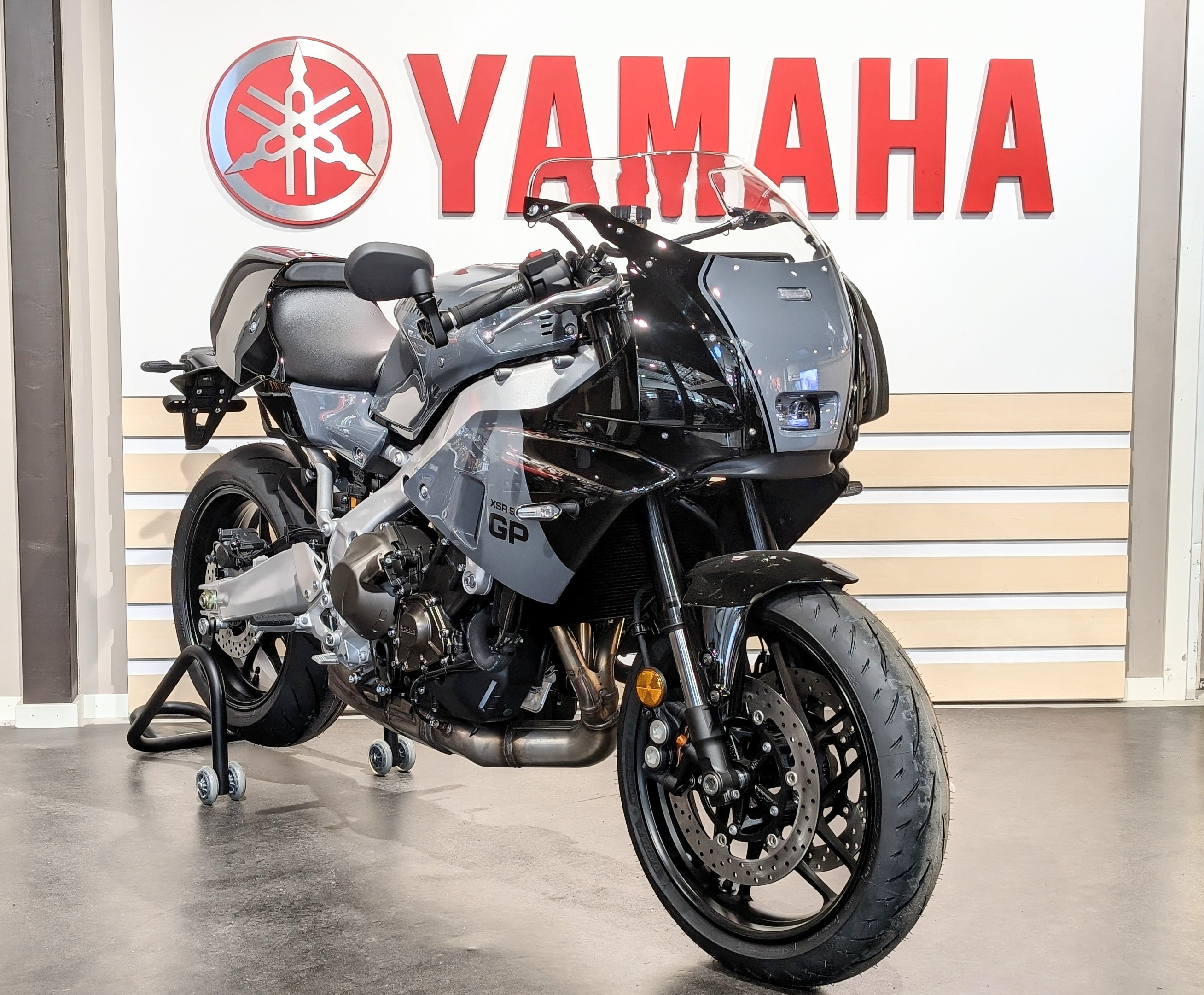 Produktbild 1 - Yamaha XSR900 GP 24 Power Grey 2024