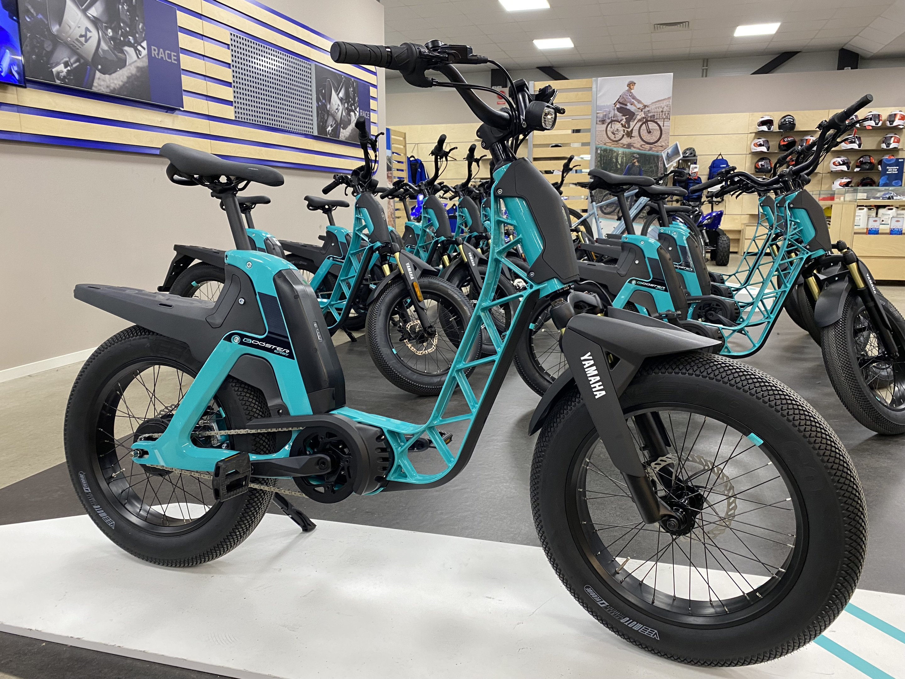 Produktbild 1 - Yamaha Booster Easy CYAN AQUA Kampanj! 2025