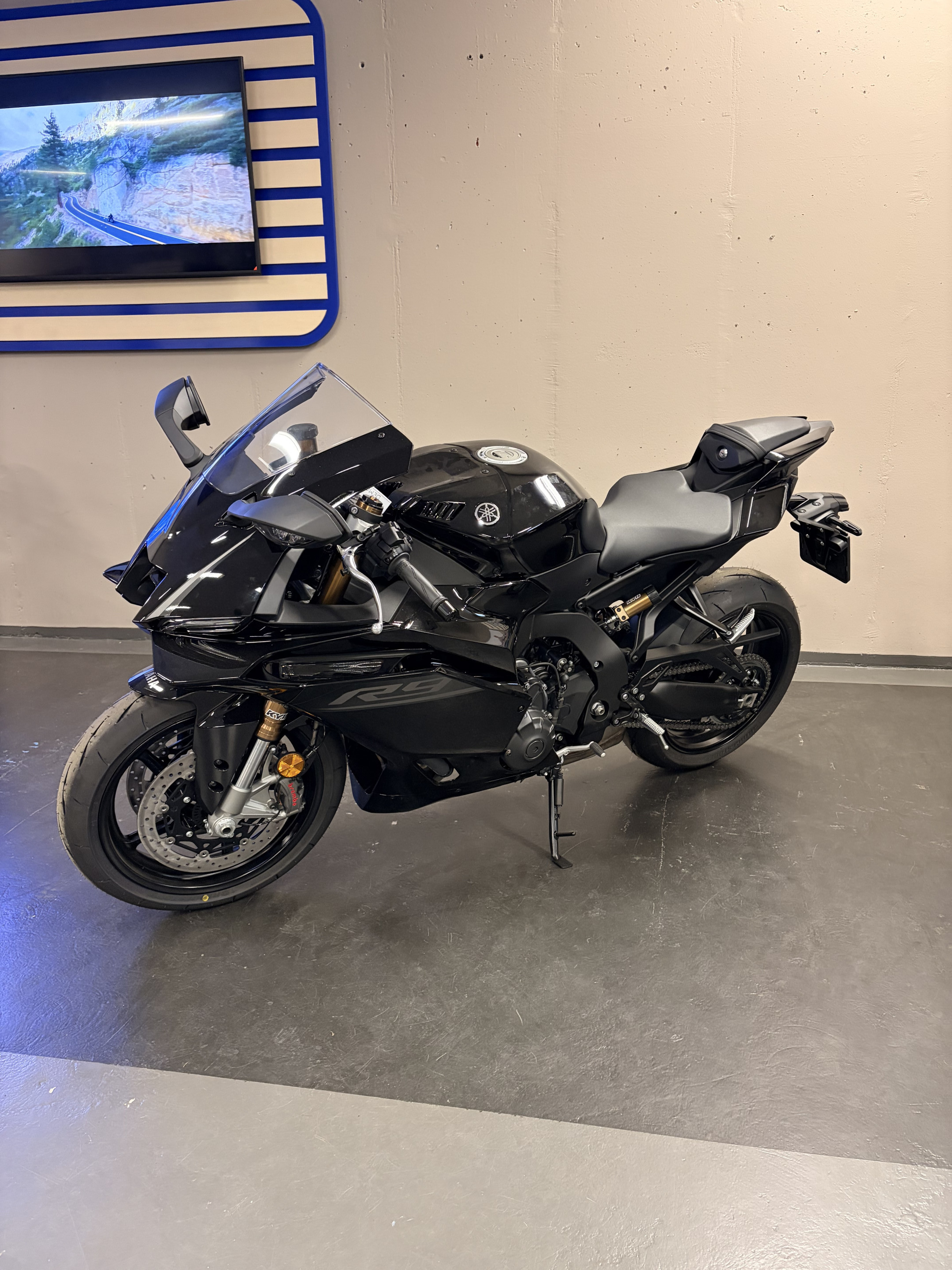 Produktbild 1 - Yamaha YZF-R9 2025 Tech Black SMX  2026