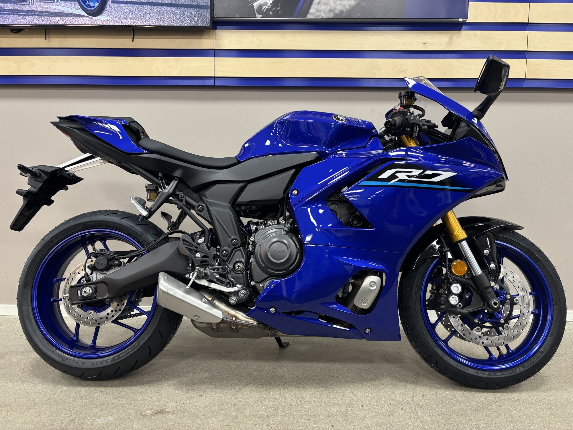 Produktbild 1 - Yamaha YZF-R7 ICON BLUE  2026