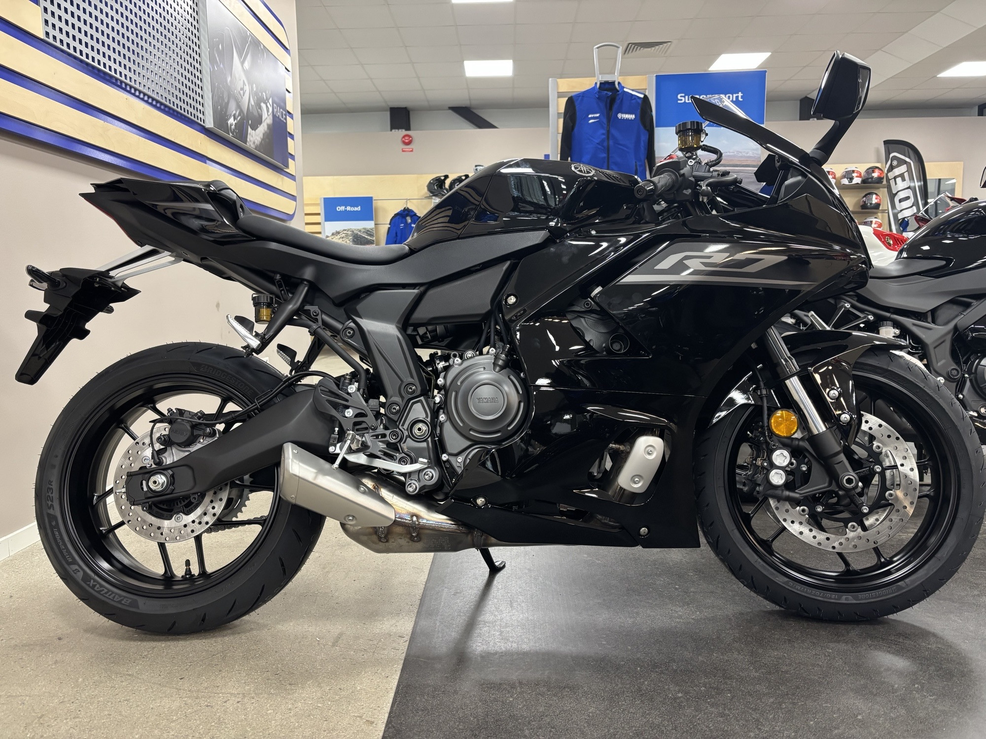 Produktbild 1 - Yamaha YZF-R7 Midnight black 2026