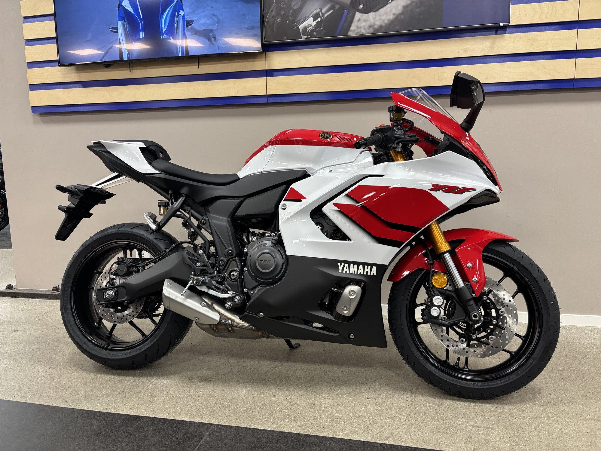 Produktbild 1 - Yamaha YZF-R7 70th  2026