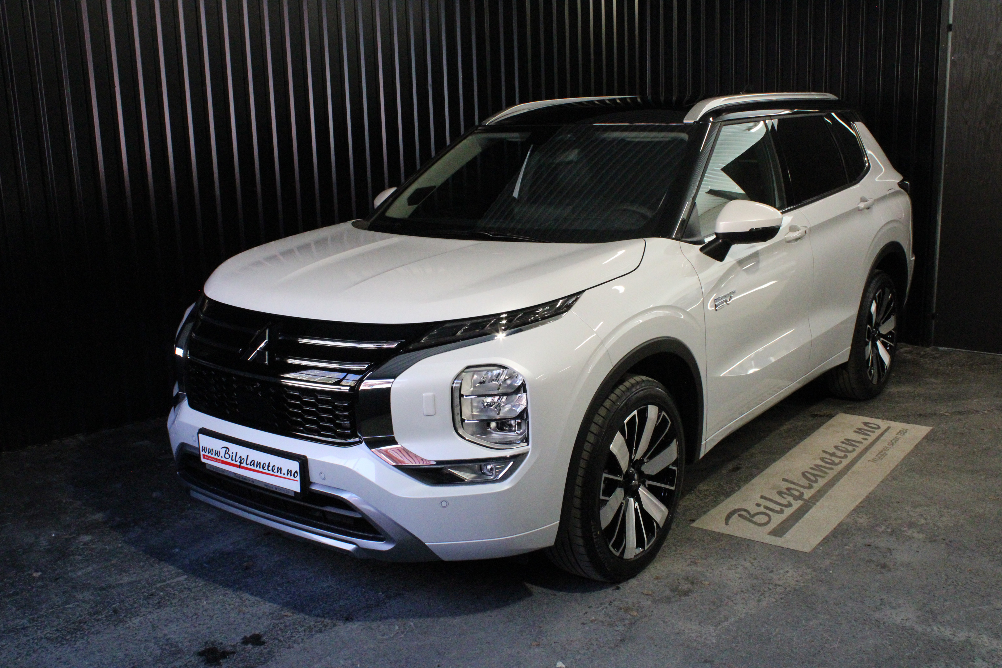 [general.product.image.short] 1 - Mitsubishi Outlander PHEV Instyle White Diamond 2-