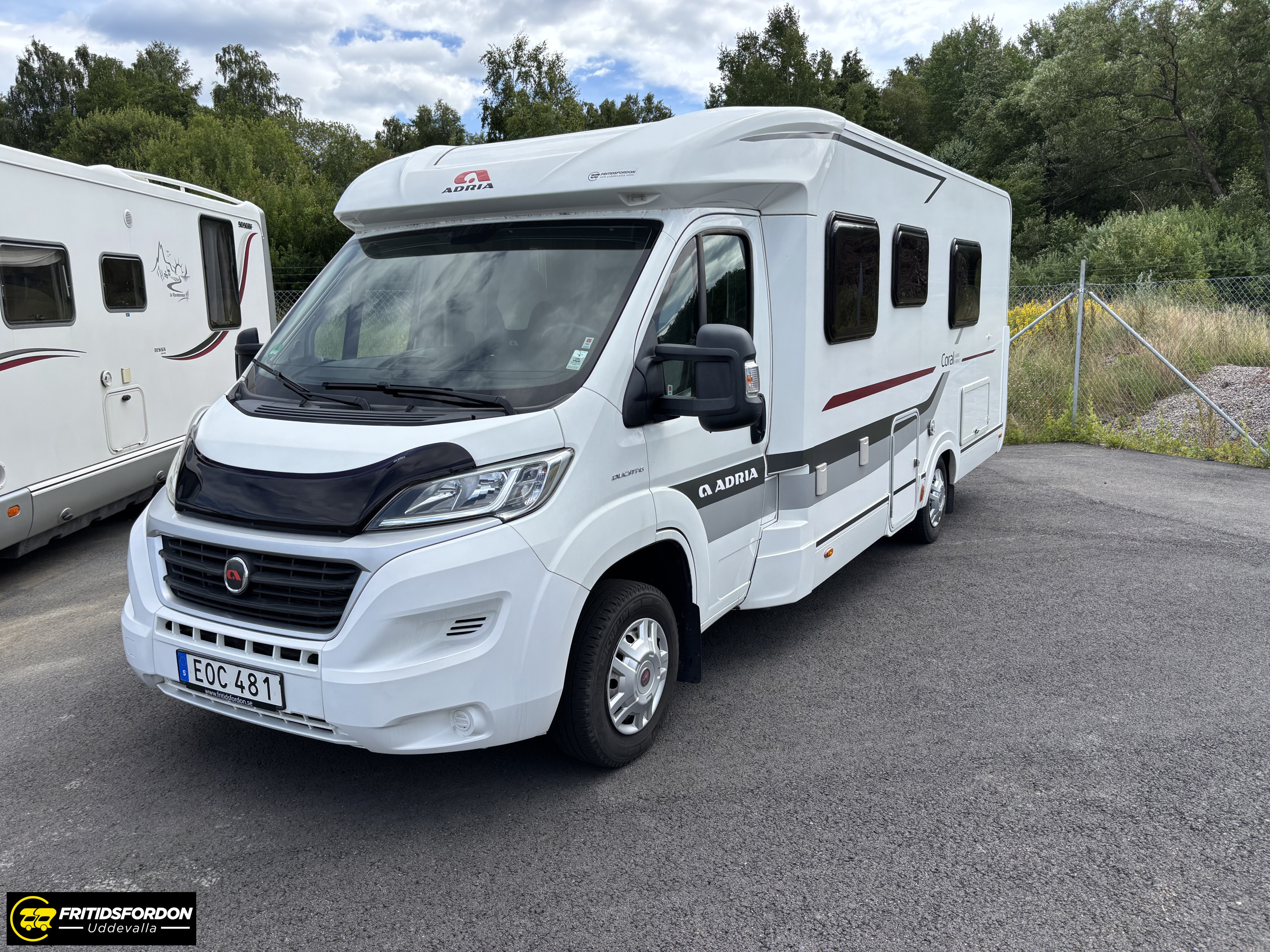 Produktbild 1 - Adria CORAL 670 SLT, Badrum bak, B-kort 2015