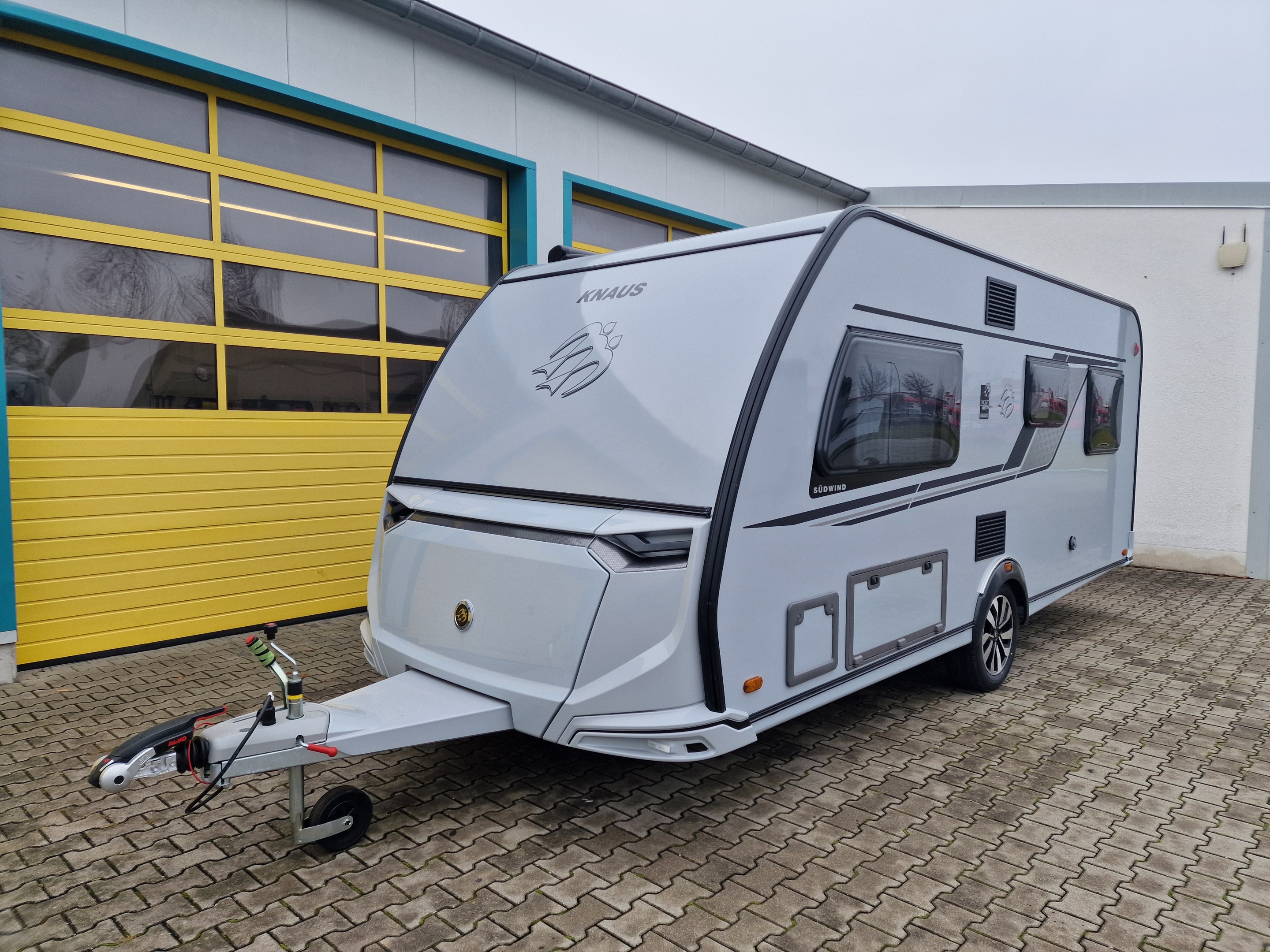 [general.product.image.short] 1 - Knaus SÜDWIND 500 FU BLACK SELECTION MJ26 LP 35.32