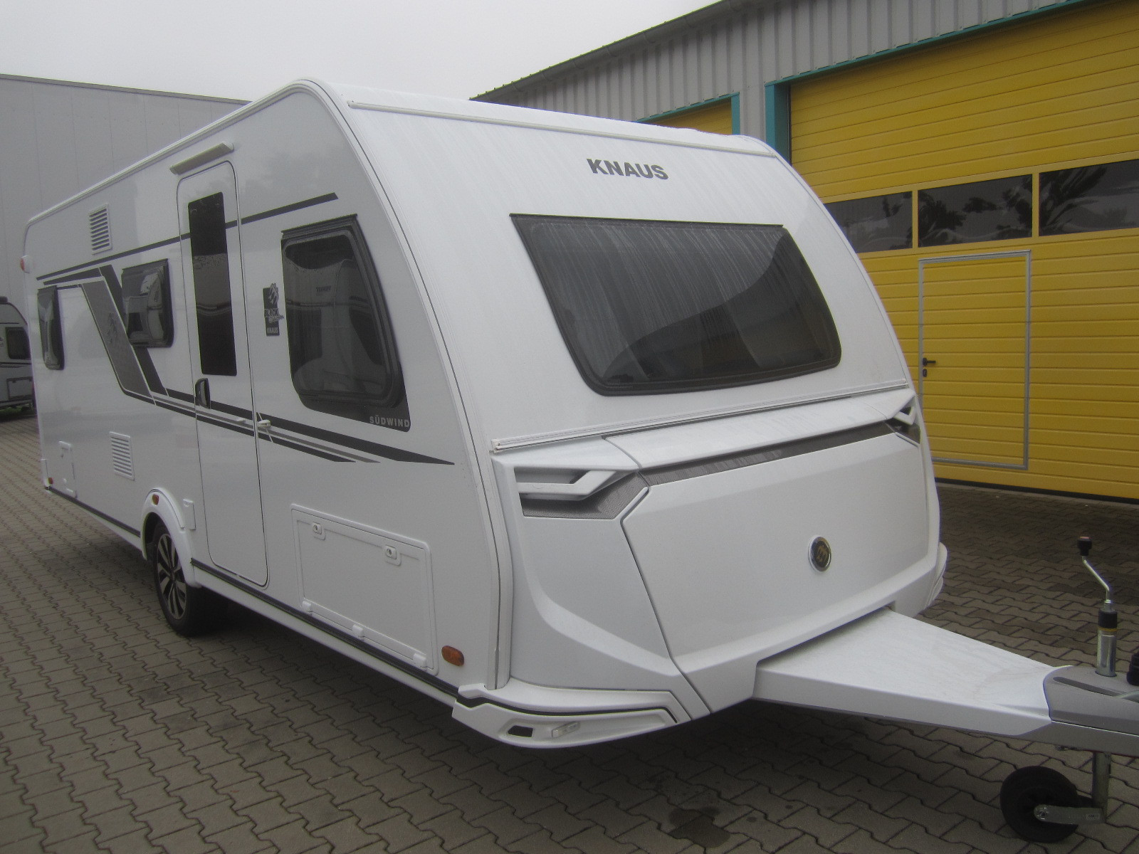 [general.product.image.short] 1 - Knaus SÜDWIND 580 QS BLACK SELECT MJ 26 LP 41.840 