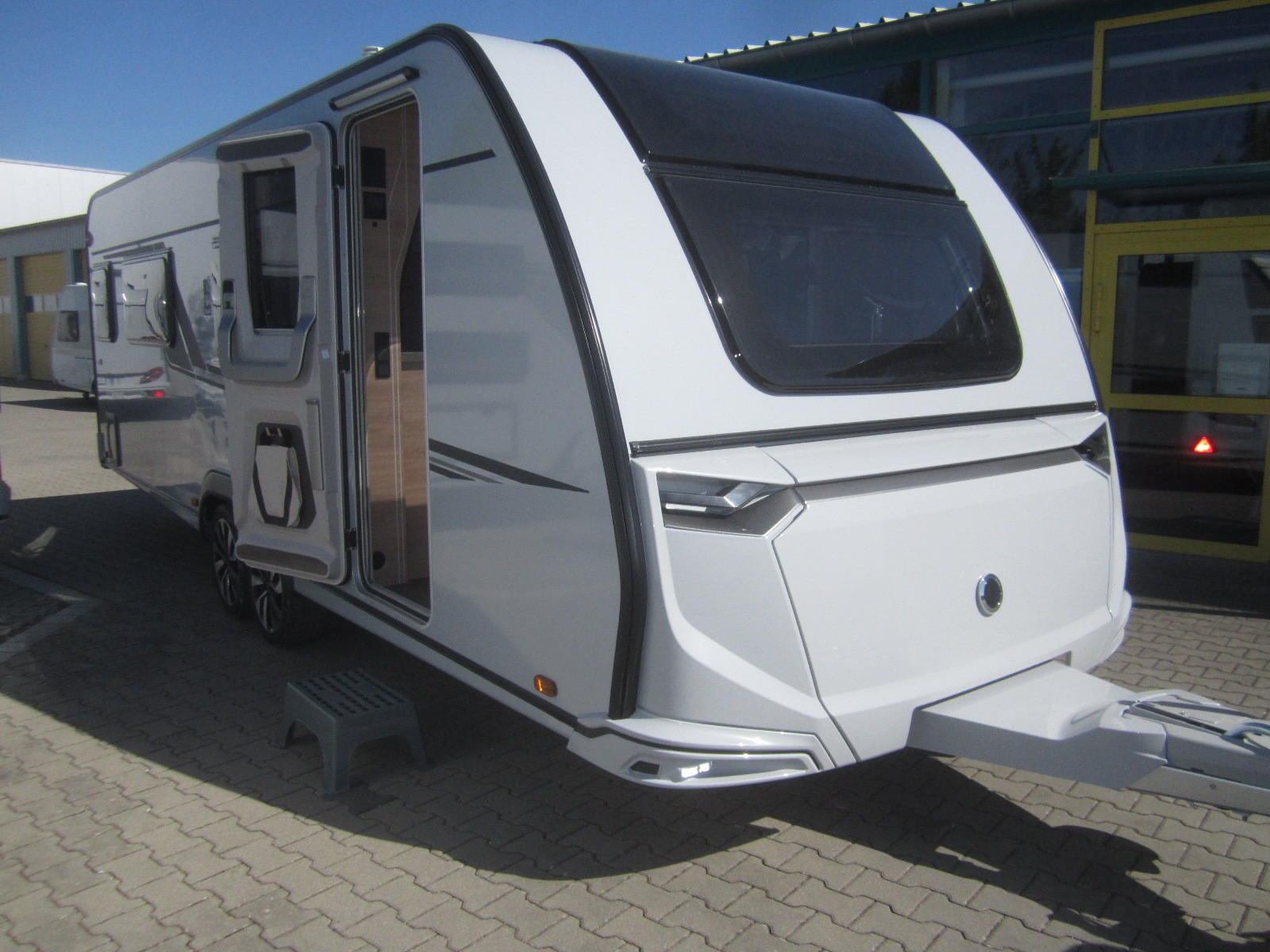 [general.product.image.short] 1 - Knaus SÜDWIND 650 PXB BLACK SELECTION MJ26 LP 51.1