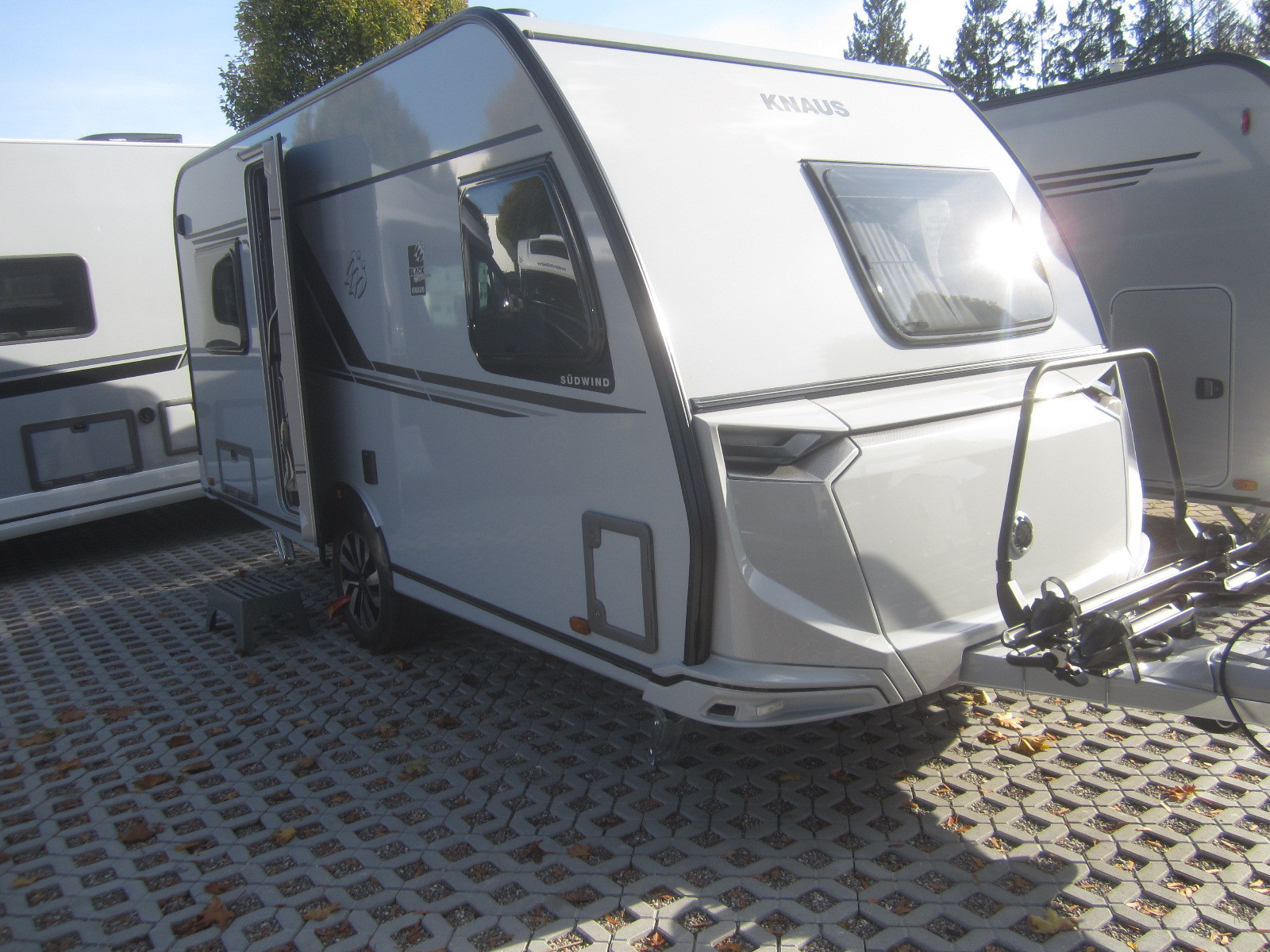 [general.product.image.short] 1 - Knaus SÜDWIND 450 FU Black Select MJ2027 LP 41.060 € 2027