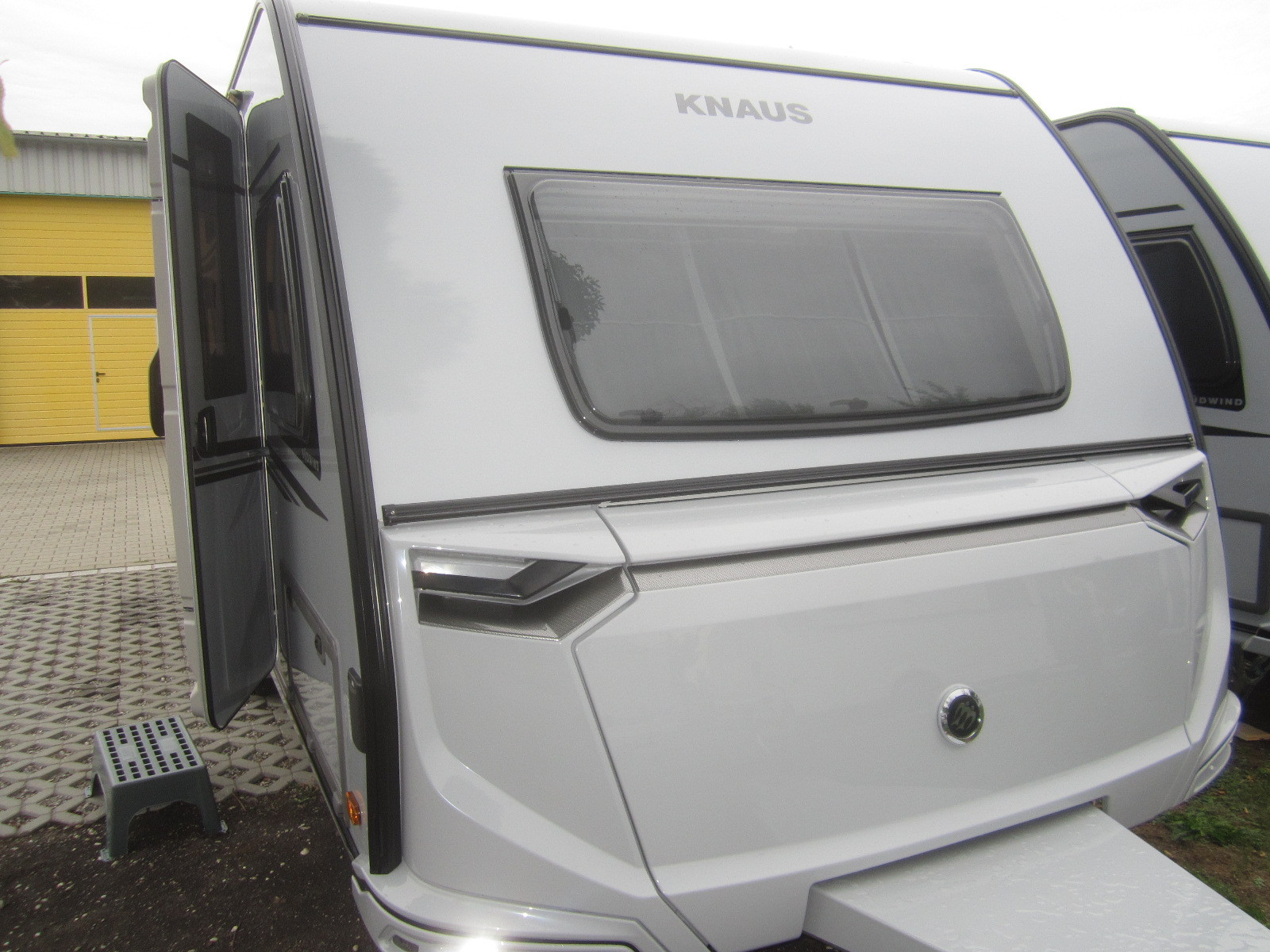 [general.product.image.short] 1 - Knaus SÜDWIND 580 QS Black Select MJ2027 LP 43.472