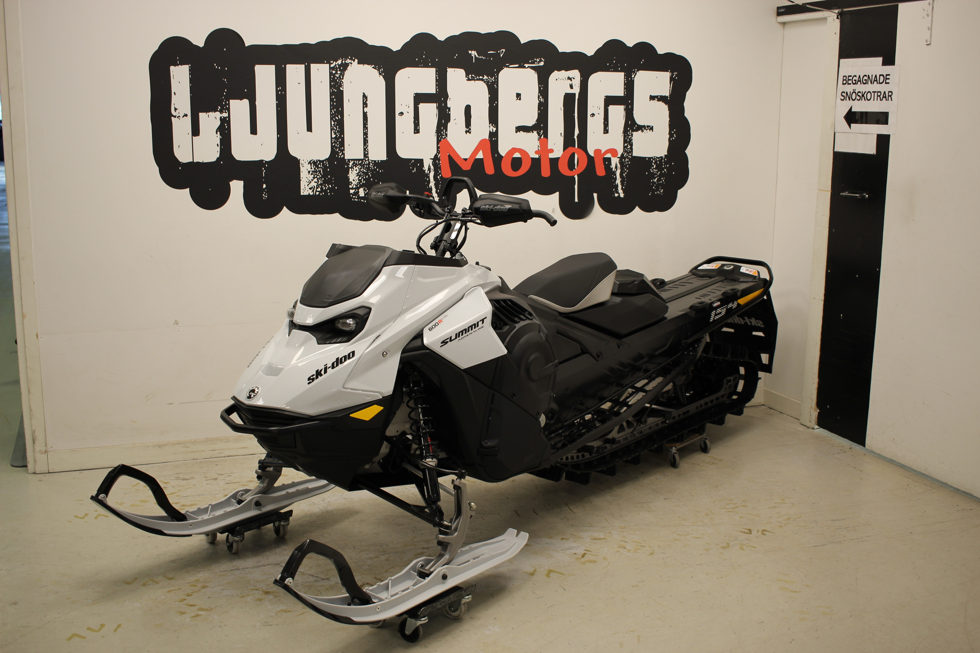 Produktbild 1 - Ski-doo Summit Adrenaline 600R E-tec 154" 2025 202