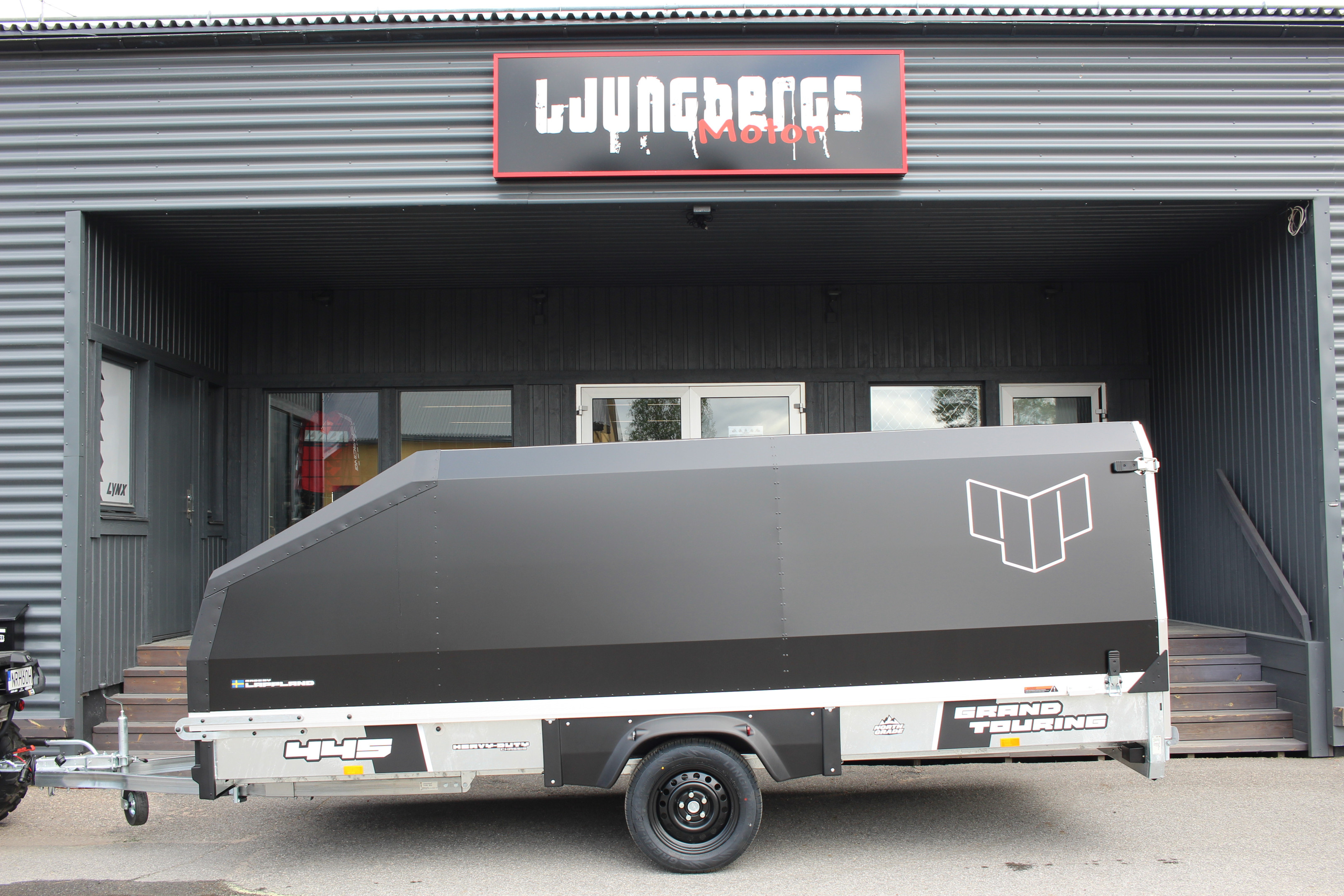 Produktbild 1 - 4P Grand Touring 445 TXi 1160KG BAKGAVEL 2025