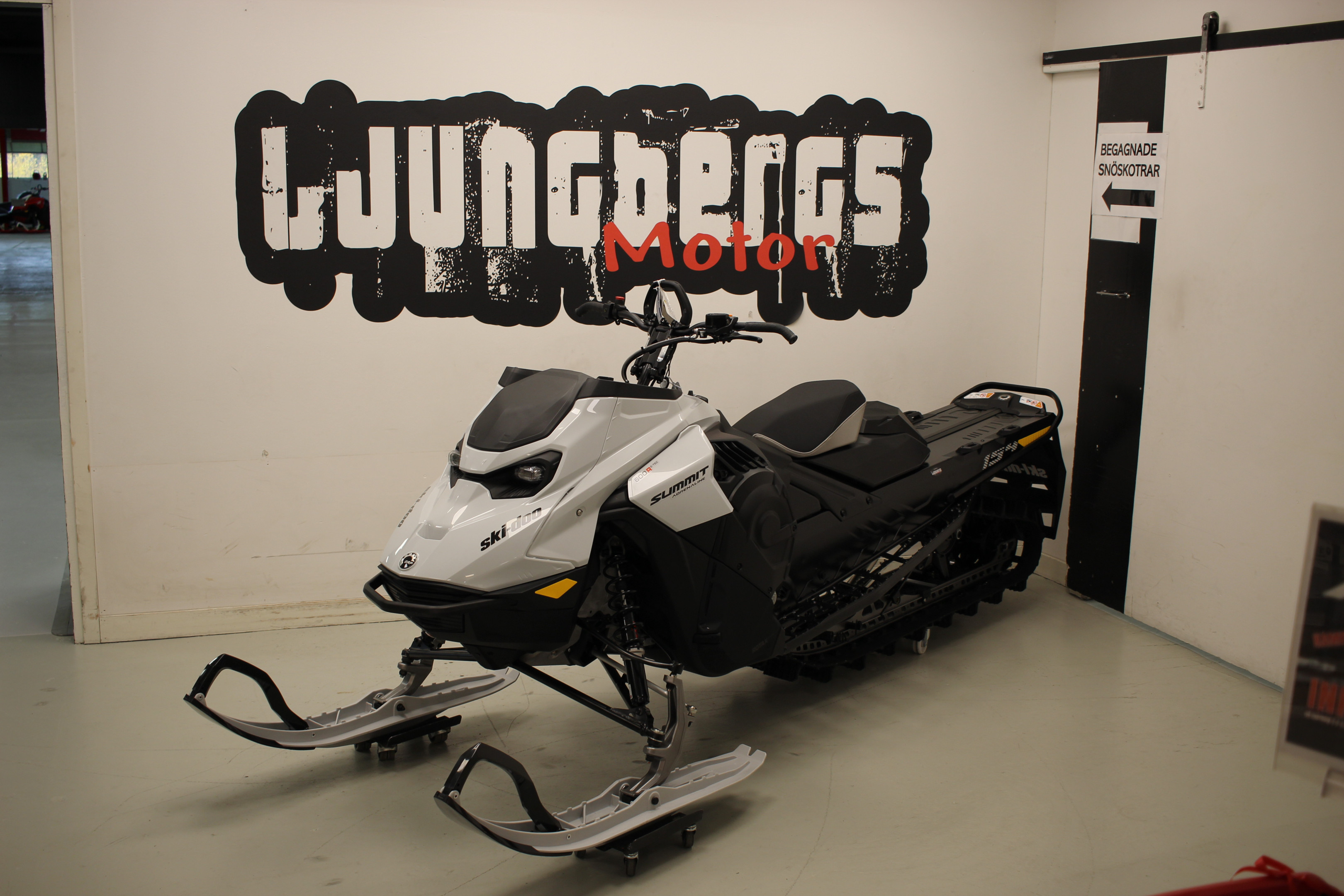 Produktbild 1 - Ski-doo Summit Adrenaline 600R E-tec 154" 2026 202