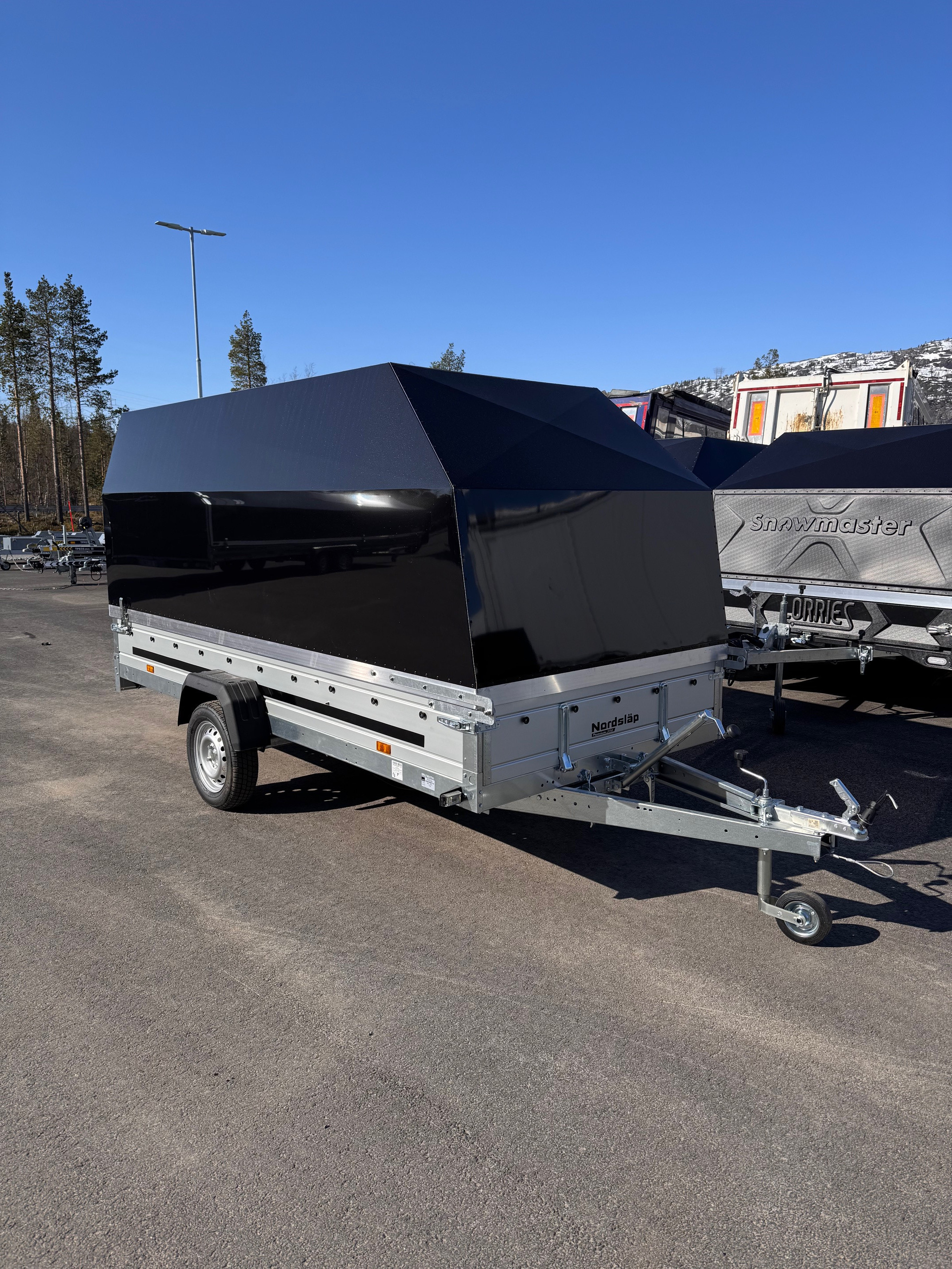 [general.product.image.short] 1 - Lorries Nordsläp Premium 350x150 kapell 2025