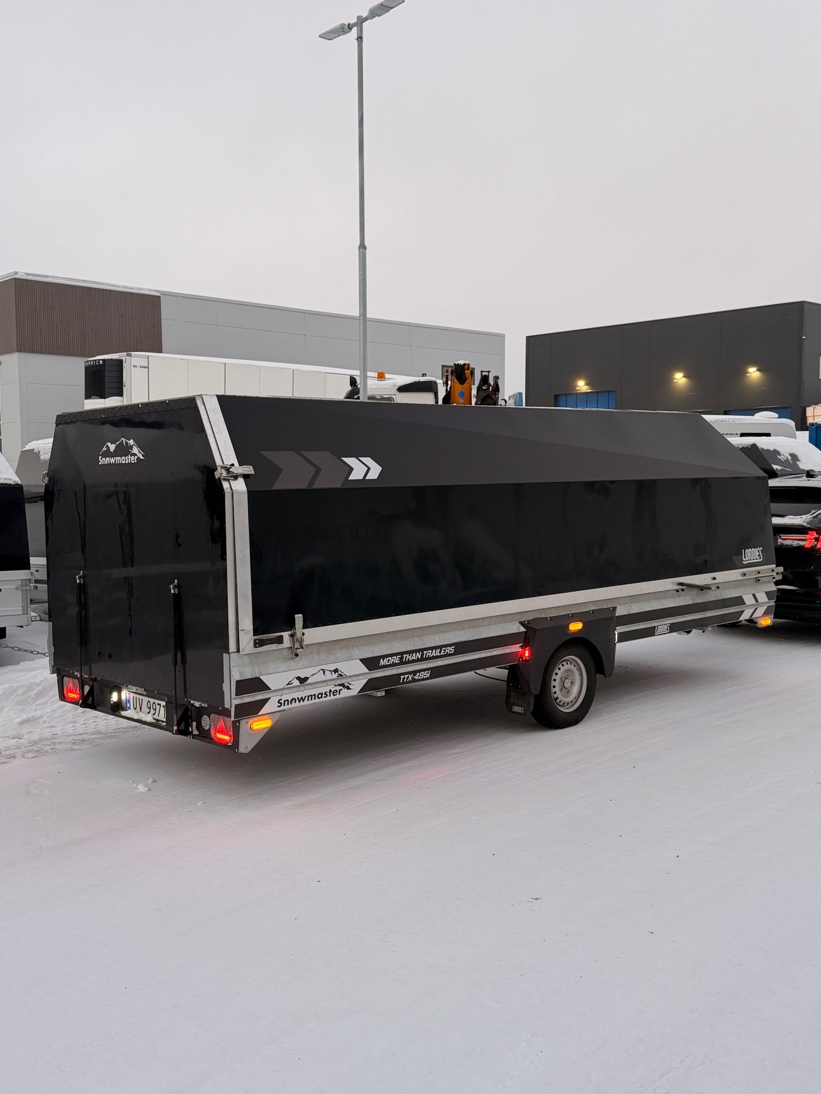 [general.product.image.short] 1 - Lorries Snowmaster TTXI 495x190 K+R Matt sort 2026
