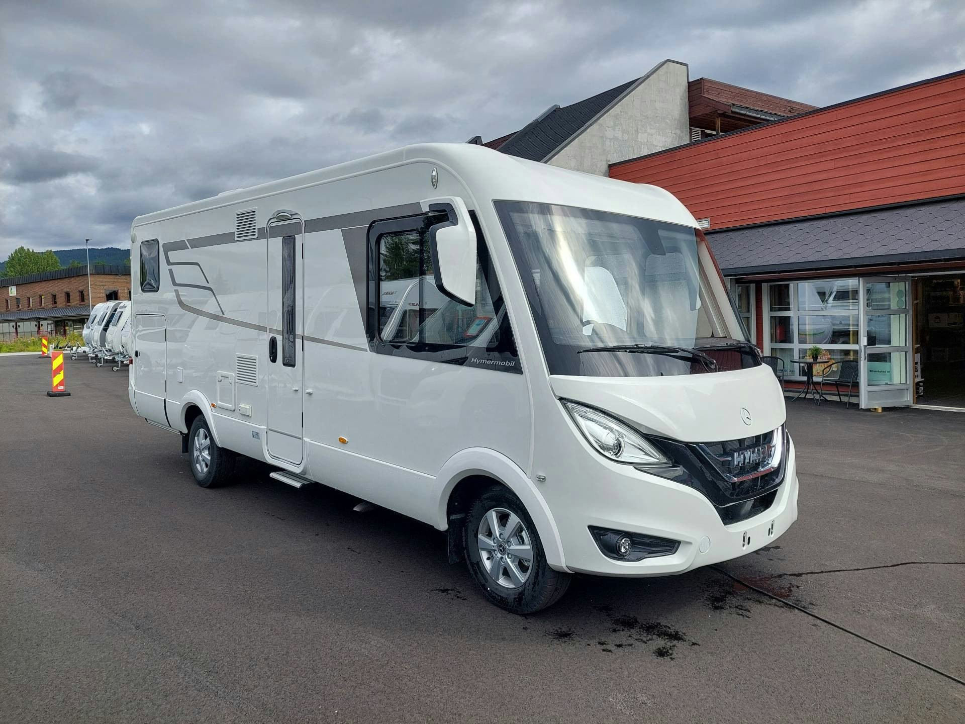 [general.product.image.short] 1 - Hymer BMC-I 680 2,0/170 hk MB 417 Enkle senger / s