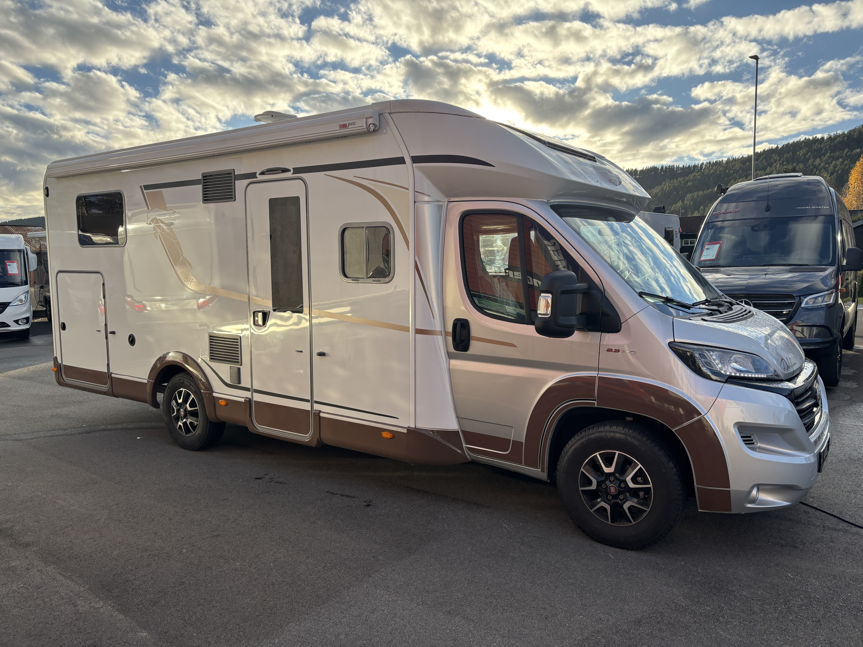 [general.product.image.short] 1 - Bürstner Delfin  T 727 G 2,3/140 2021